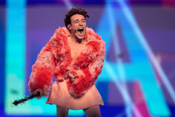 Επέστρεψε στην Ελβετία ο νικητής της Eurovision - Χαμός με το Νέμο στο αεροδρόμιο