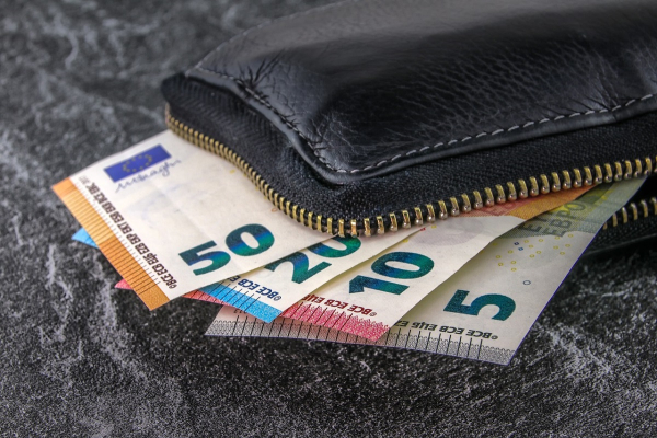 Νέοι έως 35 ετών: «Ξερή» αμοιβή 705 ευρώ και… φόρος εισοδήματος