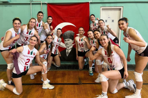 Χίος: Τουρκική ομάδα βόλεϊ που έπαιξε σε τουρνουά για τη φιλία των δύο χωρών ποζάρει μπροστά από σημαία του Κεμάλ
