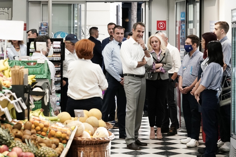 Ψηφιακή Κάρτα Εργασίας: Επίσκεψη Μητσοτάκη σε σούπερ μάρκετ και τράπεζα