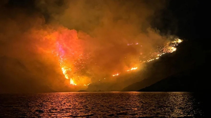 Φωτιά στην Ύδρα: Ξεκίνησε από σκάφος που πέταξε βεγγαλικά – Καίγεται το  μοναδικό πευκοδάσος του νησιού (εικόνες)