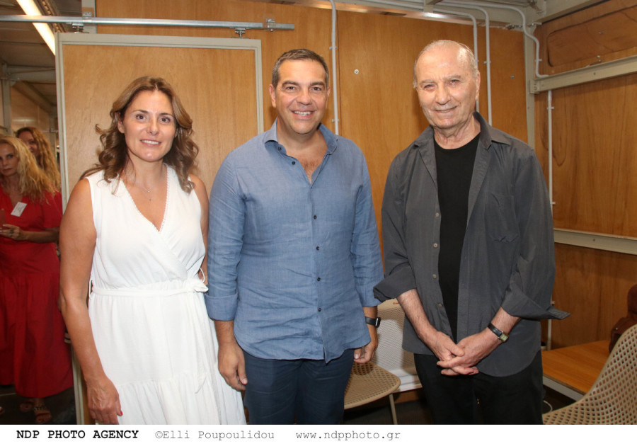 alexis-tsipras-mpety-baziana-dimitris-koutsoumpas-theatro-oresteia-aisxylou-03_e427a.jpg