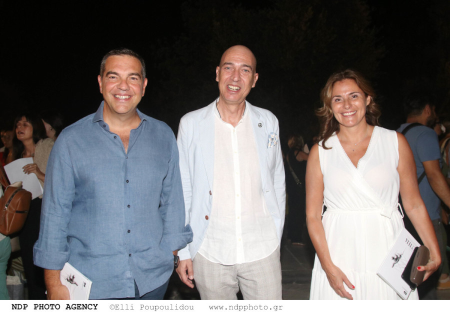 alexis-tsipras-mpety-baziana-dimitris-koutsoumpas-theatro-oresteia-aisxylou-05_9c567.jpg