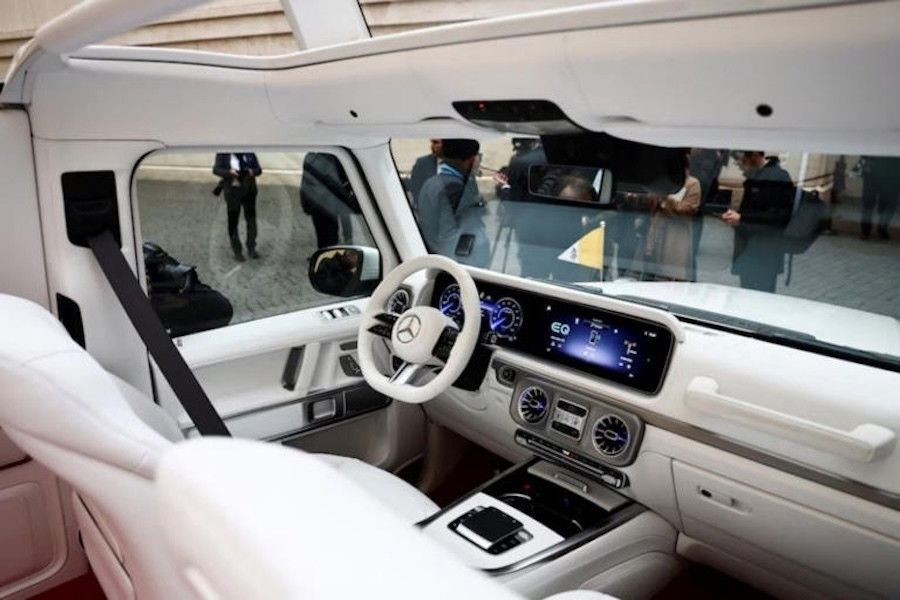 Η Mercedes παρέδωσε στον Πάπα Φραγκίσκο το πρώτο ηλεκτρικό «Popemobile» (βίντεο)