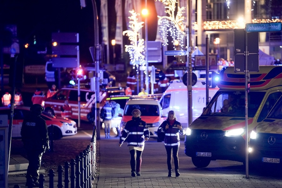 «Μια σκοτεινή ημέρα» – Τουλάχιστον 2 νεκροί από την επίθεση Σαουδάραβα σε χριστουγεννιάτικη αγορά στο Μαγδεμβούργο