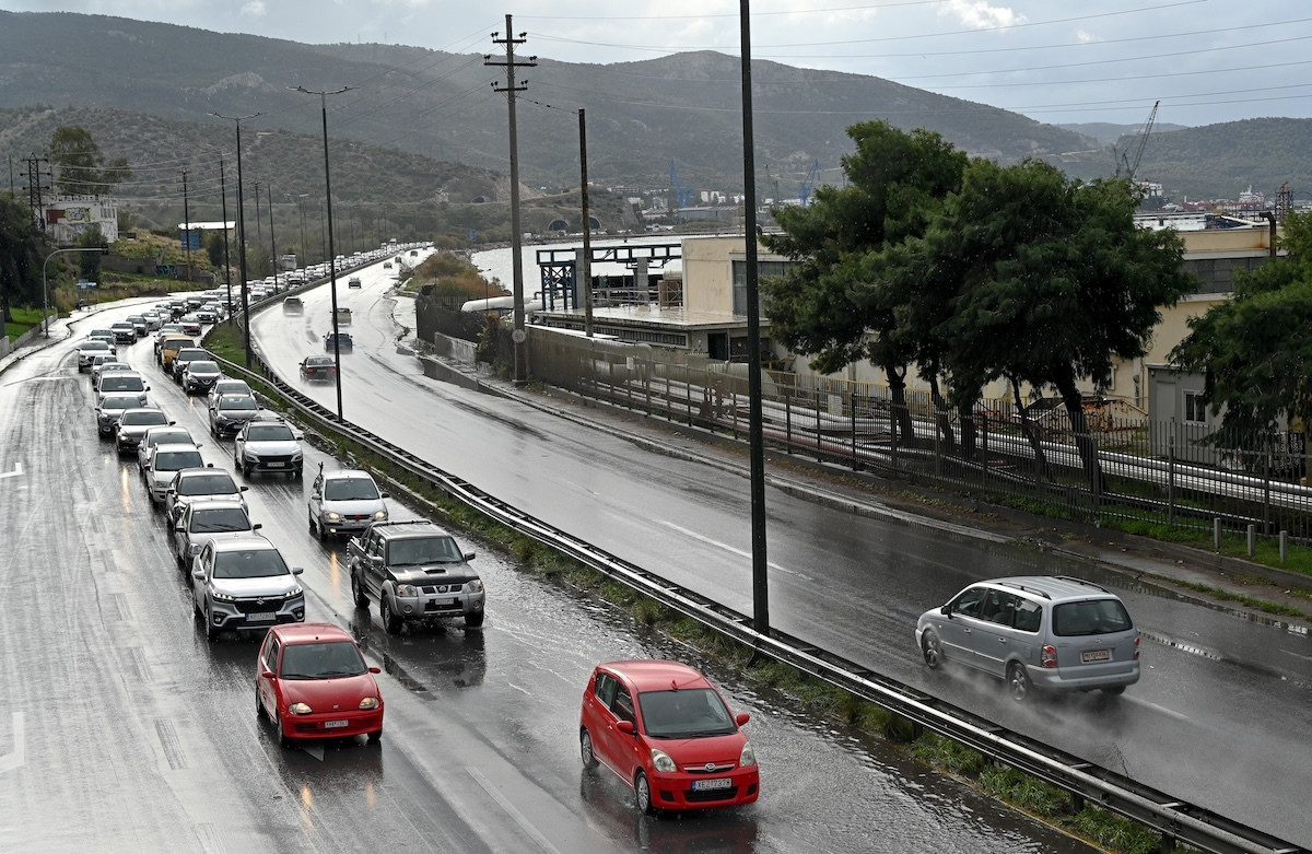 Μετ' εμποδίων η κυκλοφορία σε Ποσειδώνος και Εθνική Οδό Αθηνών – Κορίνθου
