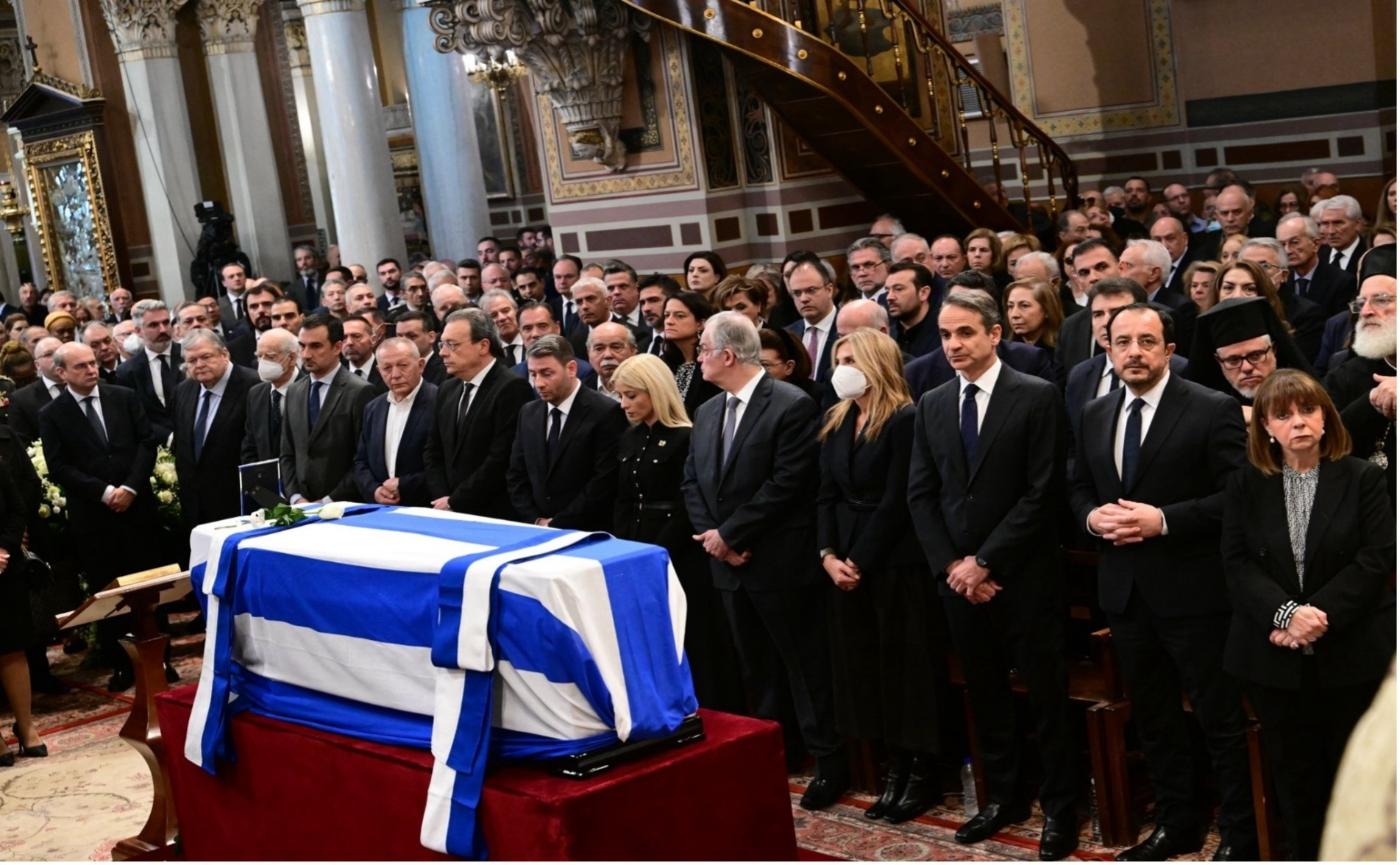 Τρεις γάμοι και μία κηδεία…