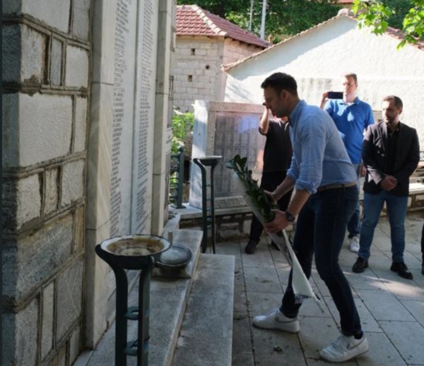 Στη Δράκεια Μαγνησίας ο Κασσελάκης, κατέθεσε στεφάνι στο μνημείο των πεσόντων