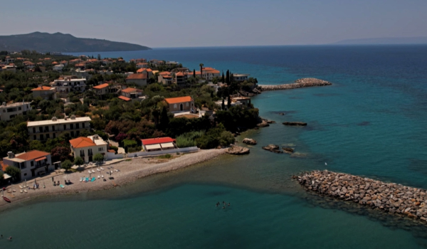 Ο κρυφός καλοκαιρινός παράδεισος της Μεσσηνίας για χαλαρές διακοπές (Βίντεο - drone)