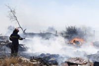 Φωτιά στο Κορωπί: Περιορίζεται το μέτωπο, ζημιές σε σπίτια και επιχειρήσεις