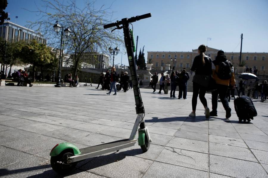 Πάνω από 40 ηλεκτρικά πατίνια που ρίχτηκαν στον Θερμαϊκό θα... ψαρέψει ο Δήμος