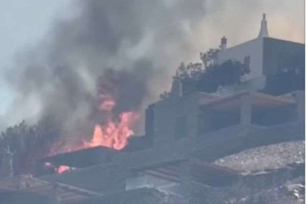 Φωτιά στην Τζιά: Στα σπίτια οι φλόγες - Πώς είναι τώρα η κατάσταση (Εικόνες, βίντεο)