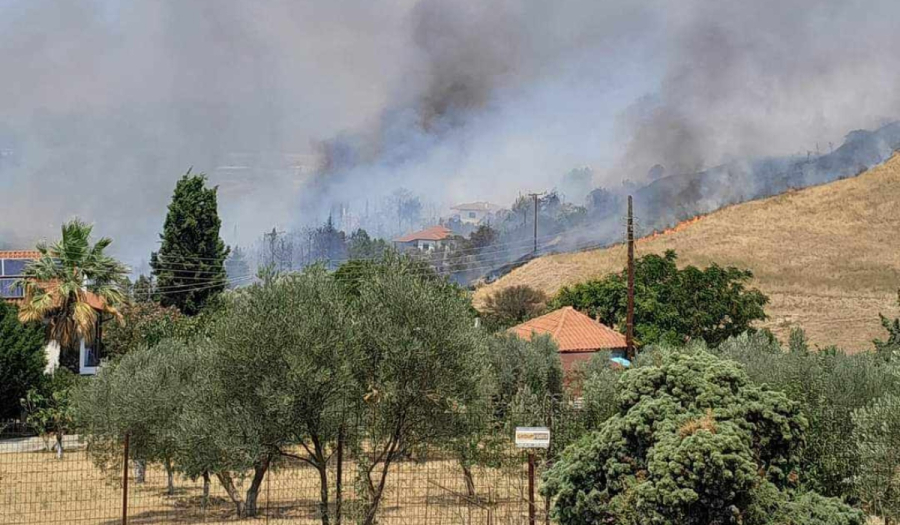 Παίρνει διαστάσεις η φωτιά στον Τρίλοφο Θεσσαλονίκης: Στα σπίτια οι φλόγες