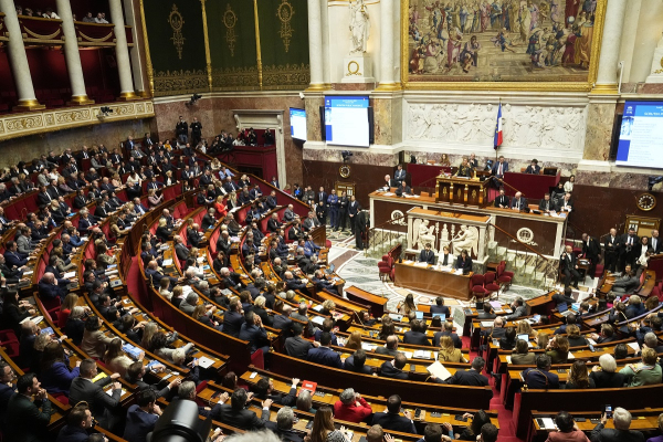 Πολιτική κρίση στη Γαλλία - Βολές σε Μακρόν: «Ντροπή, αηδία», η συμπόρευση με Λεπέν