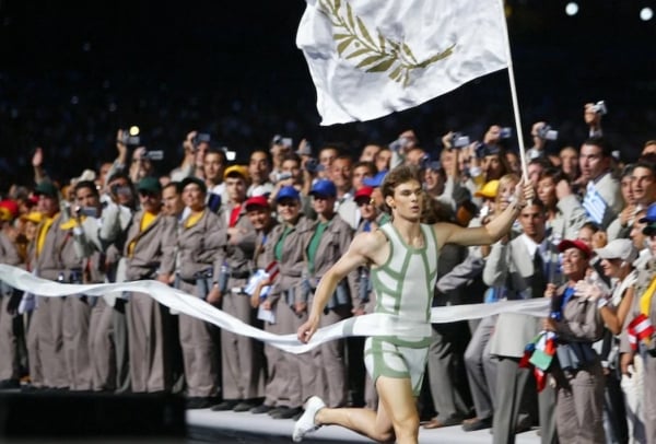 Γιώργος Σαμπάνης: Αγνώριστος ο τραγουδιστής στην τελετή έναρξης των Ολυμπιακών Αγώνων Αθήνα 2004