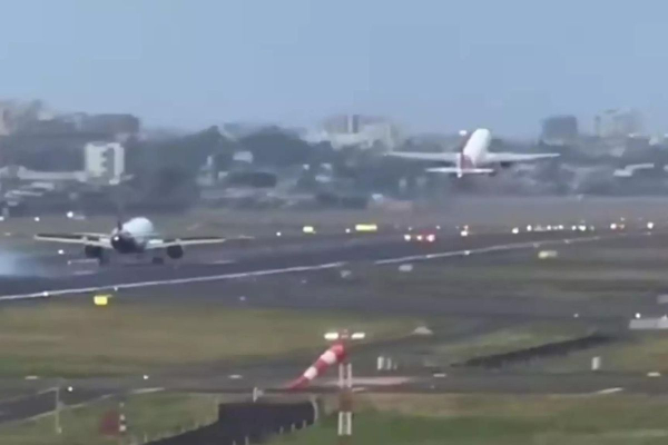 Απίστευτο βίντεο από την Ινδία: Αεροπλάνο προσγειώνεται στον αεροδιάδρομο την ώρα απογείωσης άλλου αεροσκάφους