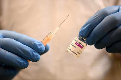 Η AstraZeneca θα παραδώσει τις μισές δόσεις εμβολίων στην ΕΕ