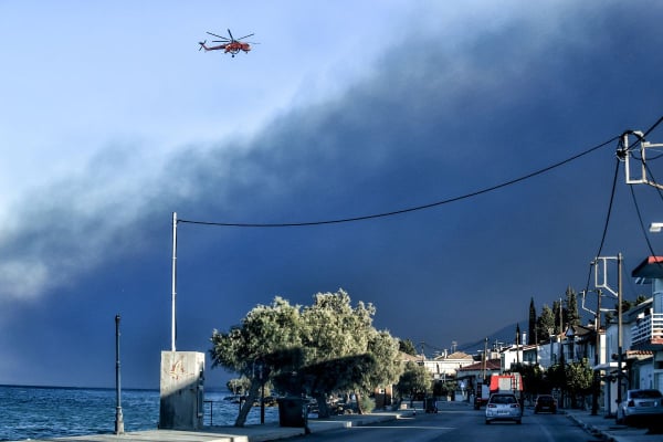 Τρεις μέρες καίει η φωτιά στην Κορινθία: Εκκενώνονται τα Σοφιανά, άνοιξε η Αθηνών - Πατρών