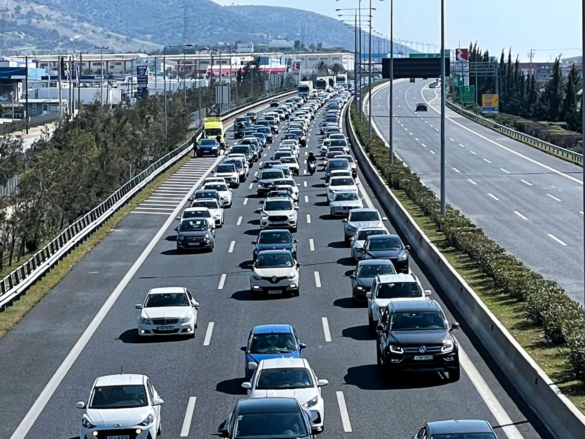 Κίνηση στους δρόμους: Σε εξέλιξη η έξοδος για το τριήμερο της 28ης Οκτωβρίου - Καθυστερήσεις στην Αττική Οδό