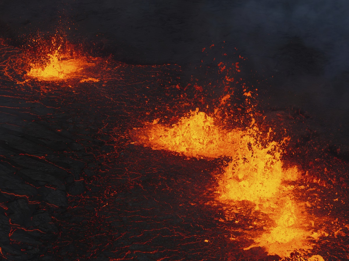 Ισλανδία: Το ηφαίστειο Ρέικιανες εκτοξεύει πύρινη λάβα για 2η μέρα - Εκκενώσεις στο Γκρίνταβικ (βίντεο)