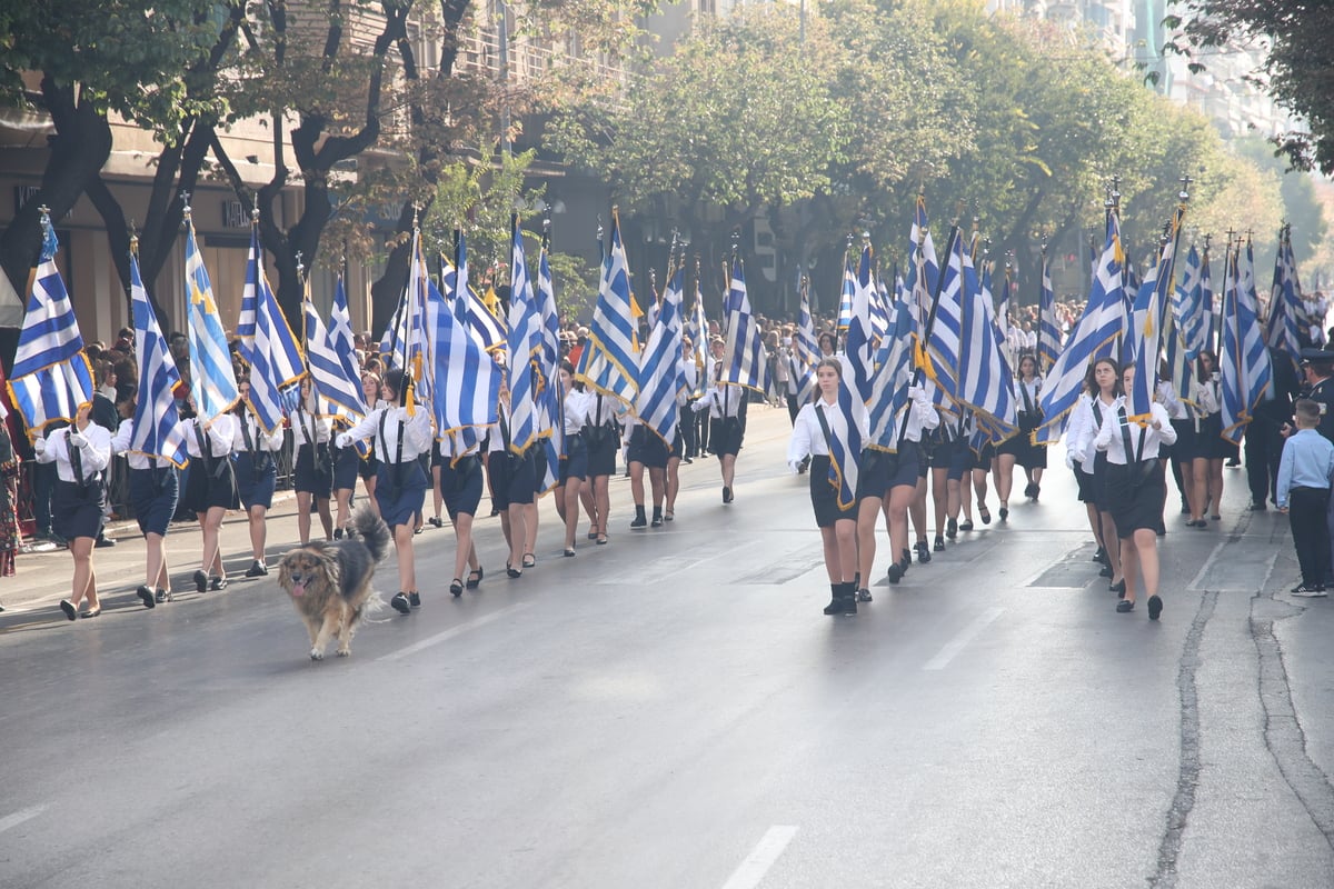 28η Οκτωβρίου: Πώς επιλέγονται ο σημαιοφόρος και οι παραστάτες για τις παρελάσεις - Tι ισχύει για τις απουσίες