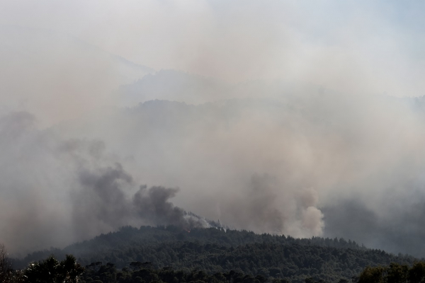 Γεράνεια Όρη: Μικρή αναζωπύρωση της φωτιάς