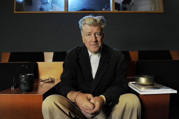 David Lynch: «Είμαι κολλημένος στο σπίτι είτε μου αρέσει είτε όχι» – Τι είναι το εμφύσημα από το οποίο πάσχει