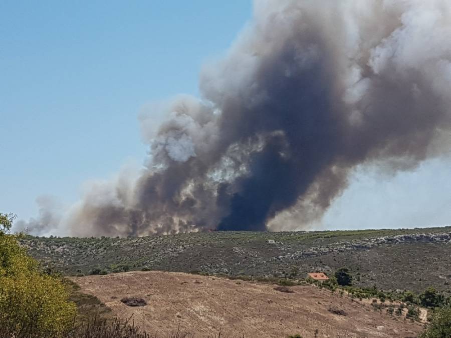 Μεγάλη φωτιά στο Λαύριο - Εκκενώνονται οικισμοί