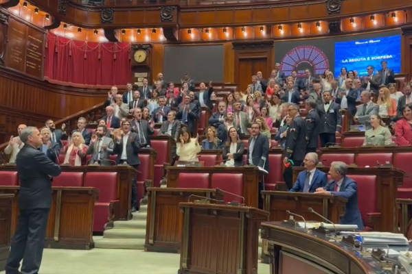 Ιταλία: Τραγουδούσαν το «Bella Ciao» την ώρα που το Κοινοβούλιο είχε γίνει… ρινγκ (Βίντεο)