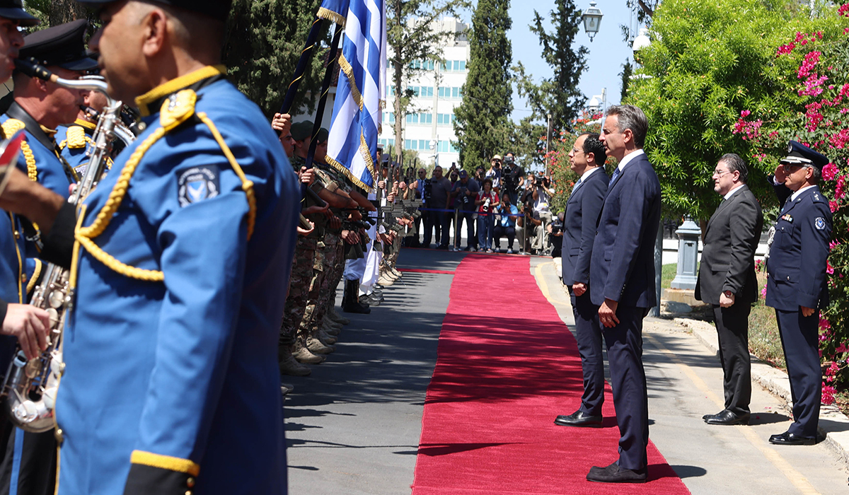 Στην Κύπρο ο Μητσοτάκης - Κατέθεσε στεφάνι στον ανδριάντα του Εθνάρχη Μακαρίου