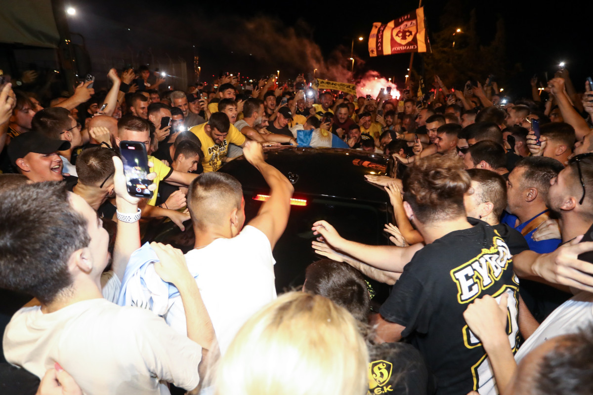 ΑΕΚ: Στην Αθήνα ο Λαμέλα - Πανζουρλισμός στην υποδοχή του από τους «κιτρινόμαυρους» οπαδούς (Εικόνες, Βίντεο)