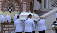 Χαλκιδική: Σπαρακτικές στιγμές στην κηδεία της 13χρονης που σκοτώθηκε από κεραυνό