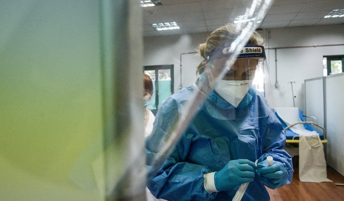 Κορονοϊός: Διπλασιάστηκαν οι νοσηλείες από τον Μάιο - Ποιοι πρέπει να κάνουν αναμνηστική δόση
