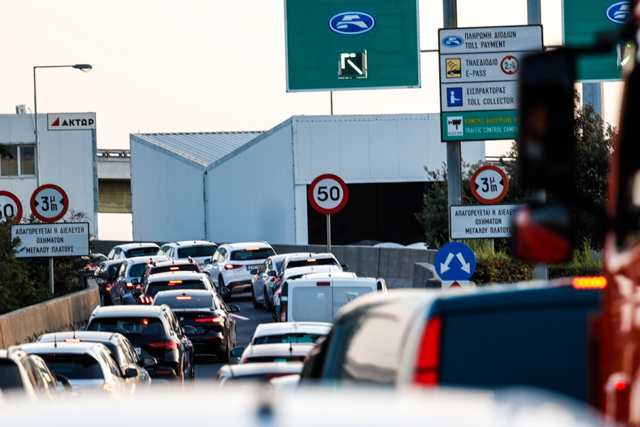 Μετωπική σύγκρουση στην Αττική Οδό - 89χρονος μπήκε στο αντίθετο ρεύμα