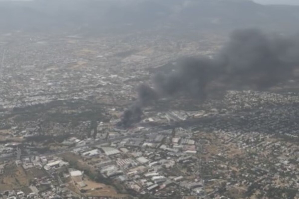 Φωτιά σε εργοστάσιο στην Κηφισιά: Βίντεο από τα 1.200 μέτρα δείχνει την πορεία του καπνού