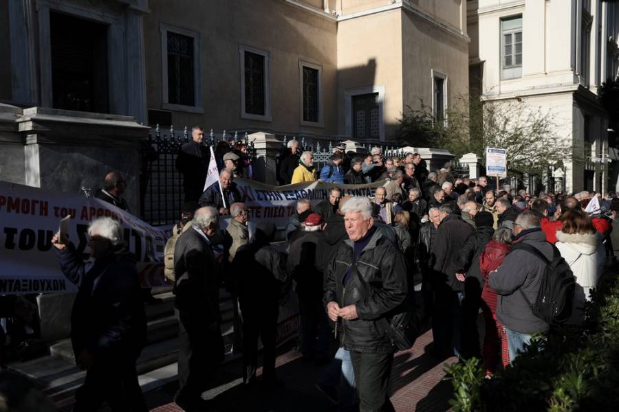 Αναδρομικά: Κουβάρι με λάθη και 400.000 προσφυγές στη δικαιοσύνη