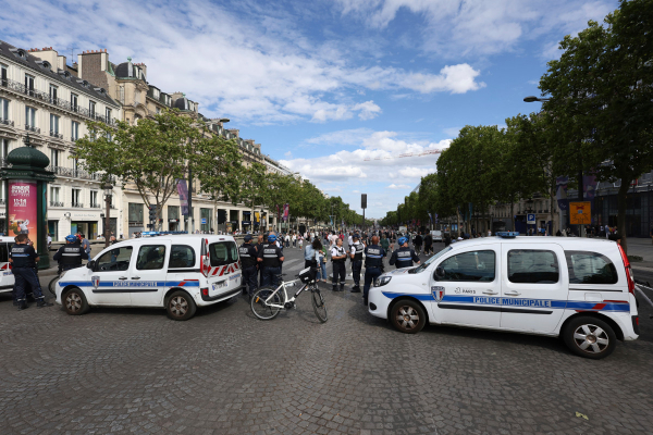 Τρόμος στο Παρίσι: Επίθεση με μαχαίρι εναντίον αστυνομικού στη Ηλύσια Πεδία- Νεκρός ο δράστης