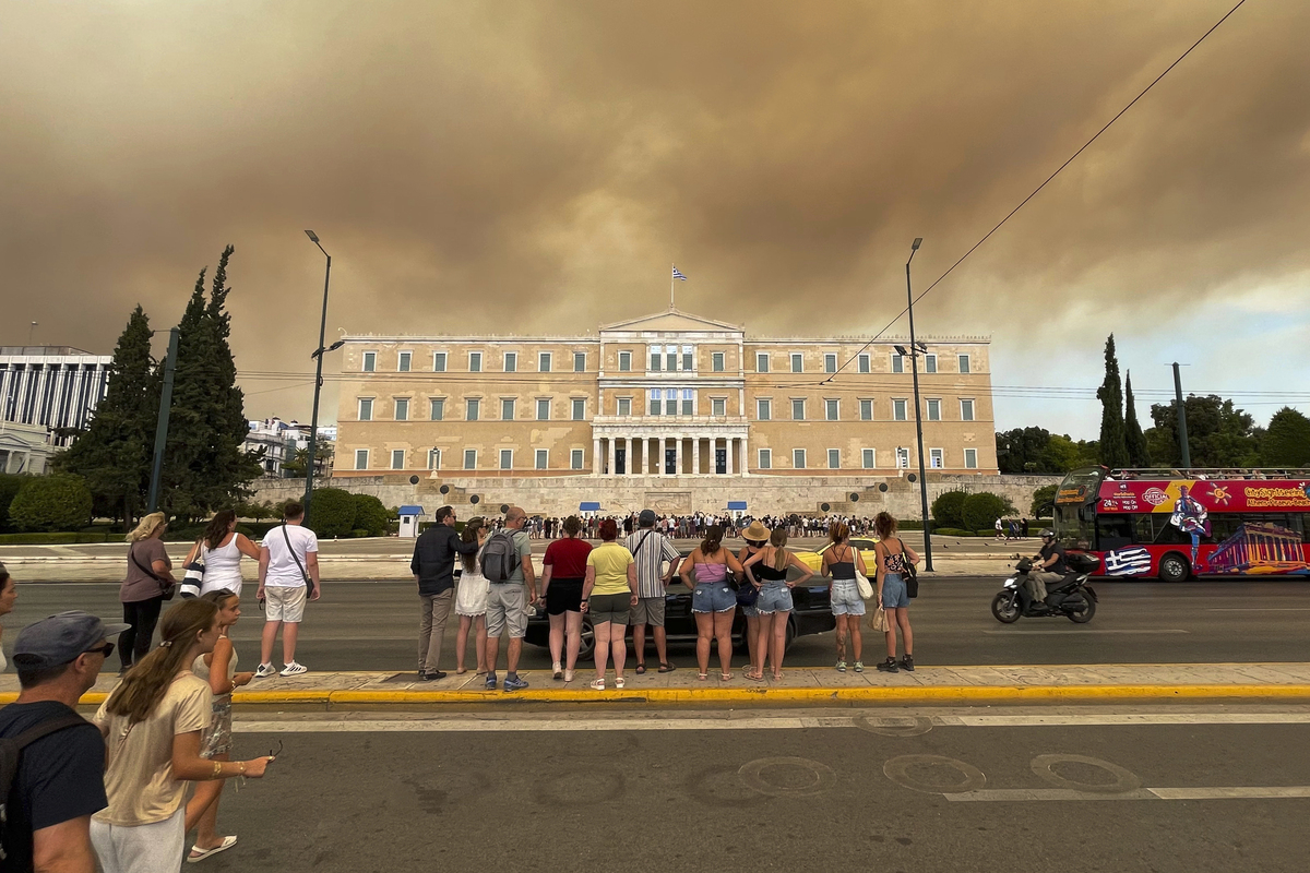 Φωτιά στον Βαρνάβα: Σάστισαν οι τουρίστες με την εικόνα στη Βουλή – Πυκνοί καπνοί τη σκέπασαν (Εικόνες)