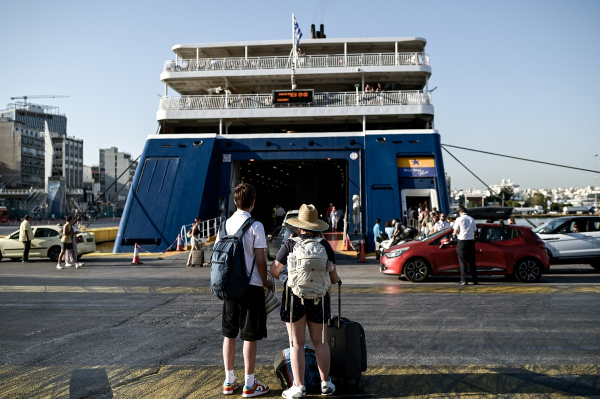 Πειραιάς: «Βούλιαξε» το λιμάνι από τους ταξιδιώτες - «Αδειάζει» η Αθήνα