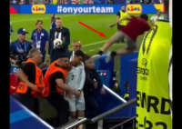 EURO 2024: Παραλίγο να τραυματιστεί από οπαδό ο Ρονάλντο