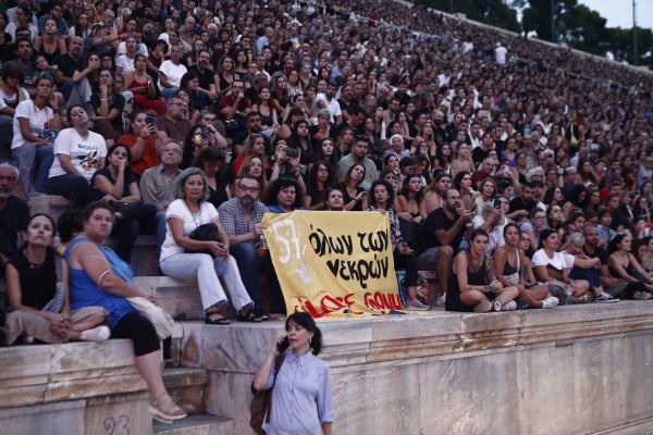 Χιλιάδες κόσμου στη συναυλία για τα Τέμπη στο Καλλιμάρμαρο - Δείτε σε live streaming μετάδοση