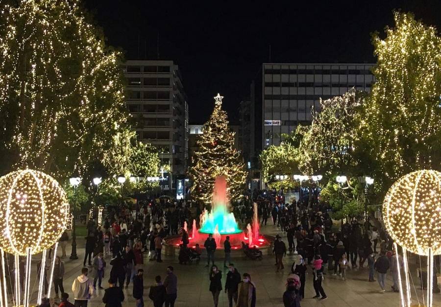 Κοσμοσυρροή στο Σύνταγμα - Με μεγάφωνα οι εκκλήσεις της ΕΛΑΣ