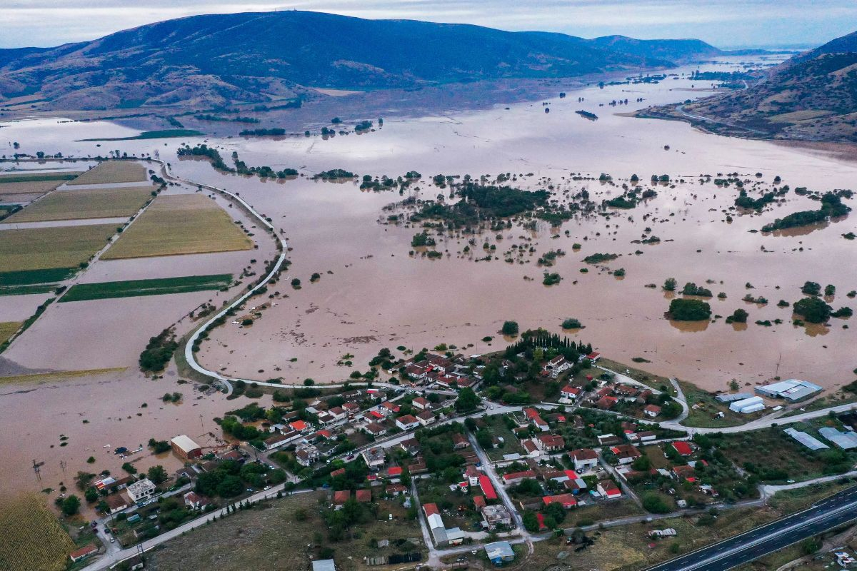 Τρία 24ωρα κόλασης στη Θεσσαλία: Εγκλωβισμένοι, αγνοούμενοι και νέες εκκενώσεις - Στα 9 μέτρα η στάθμη του Πηνειού