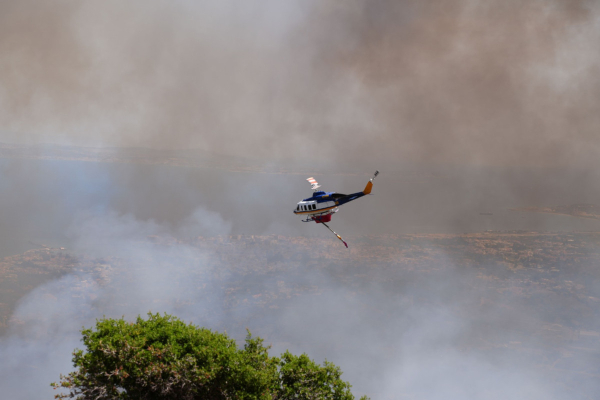 Μάχη με τις φλόγες στη Χίο - Δυσκολεύει την κατάσβεση της φωτιάς ο έντονος άνεμος