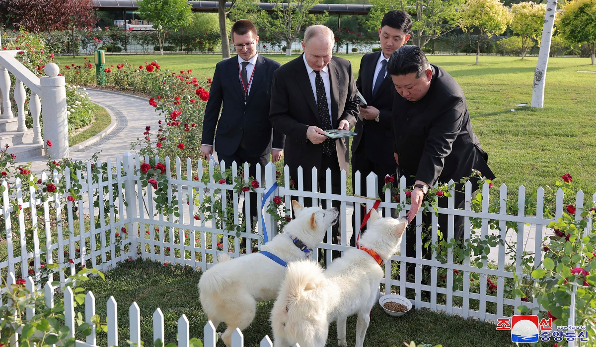 Ο Πούτιν του δώρισε λιμουζίνα και ο Κιμ του «απάντησε» με ένα ζευγάρι σκύλους