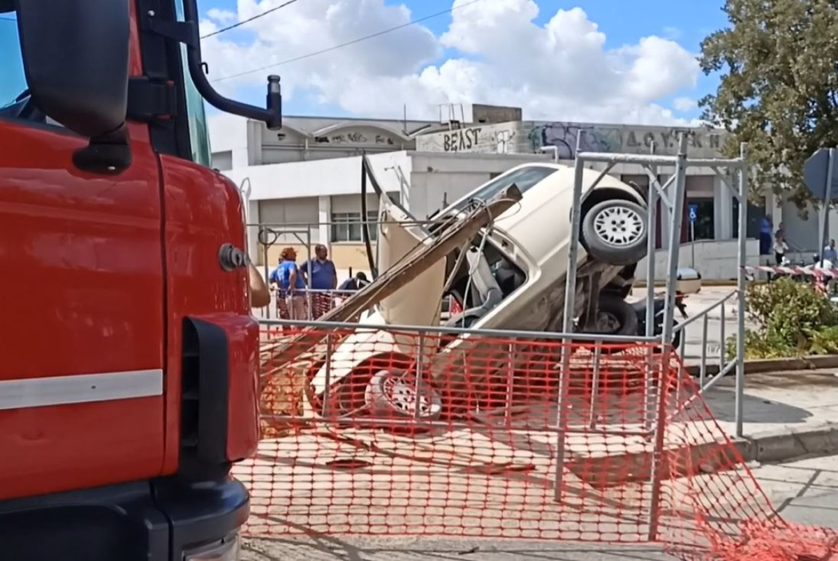 Κινηματογραφική καταδίωξη στην Κηφισιά: ΙΧ έπεσε πάνω σε περιπολικά, σε κολώνα, σε μάντρα και πήρε φωτιά