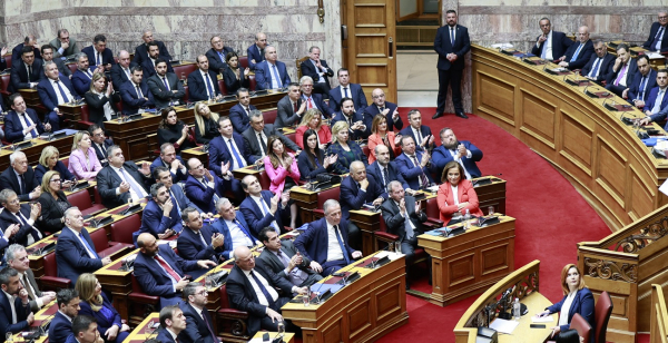 Υπουργοί στο στόχαστρο «γαλάζιων» βουλευτών - «Σκληρές» ερωτήσεις στη Βουλή