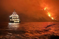 Φωτιά στην Ύδρα: Ξεκίνησε από σκάφος που πέταξε βεγγαλικά – Καίγεται το μοναδικό πευκοδάσος του νησιού (εικόνες)
