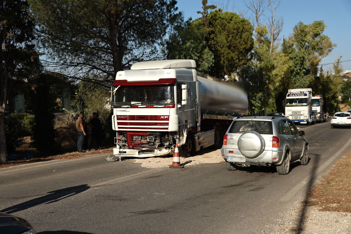 Πόρτο Ράφτη: Βυτιοφόρο συγκρούστηκε με αυτοκίνητο - Χωρίς τις αισθήσεις του ανασύρθηκε ο οδηγός