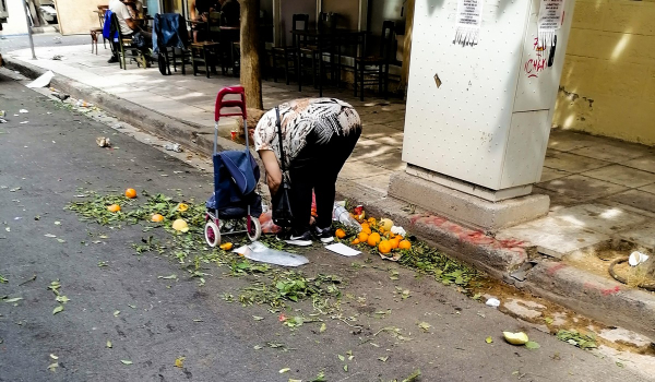 Νέος Κόσμος: Πολίτες μαζεύουν ό,τι βρουν στα σκουπίδια με το τέλος της λαϊκής (Θλιβερές Εικόνες)